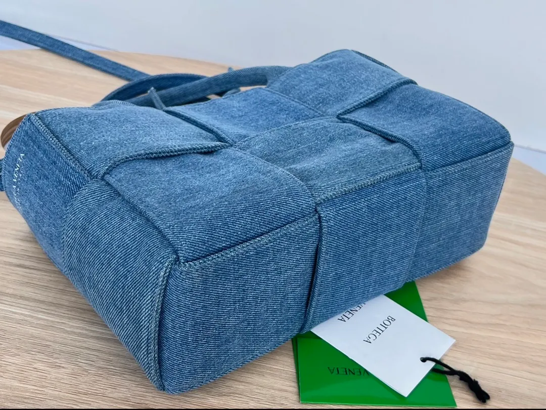 The new Denny denim tote bag 🎈 The denim bag that has been closely watched since the preview is out~ I really love this genderless denim tote bag. The soft denim material feels so comfortable and there are no creases [Victory] The size is suitable. It has a small bag inside and the upper body is really comfortable. It makes people feel happy 💙 If I don’t buy a denim bag this year, I dare not say that I know fashion!  Dimensions: 25x16x8.